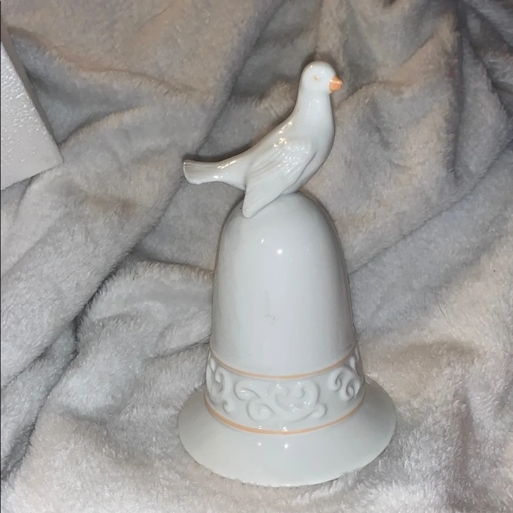 Avon Bell RareCollectible“The Tapestry Collection”